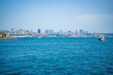 İstanbul, Türkiye - 28 Mayıs 2022: İstanbul 'da bir yaz günü setin, suyun ve gemilerin manzarası. Yüksek kalite fotoğraf
