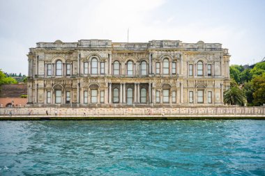 Beylerbeyi Sarayı, İstanbul, Türkiye 'de İstanbul Boğazı kıyısında. Yüksek kalite fotoğraf