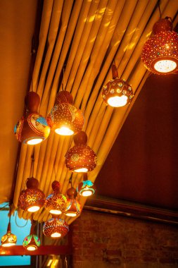Geleneksel parlak Türk lambaları ve açık havada renkli renkleri olan renkli ışıklar. Yüksek kalite fotoğraf