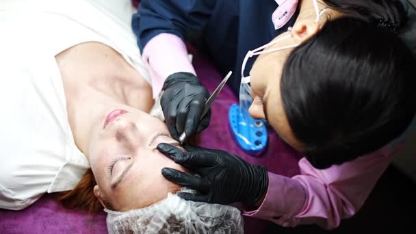 Procédure Microblading Sourcil Maître Gants Noirs Fait Une Aiguille Mélangeant — Video