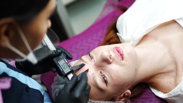 Maître Beauté Mesurant Les Sourcils Avec Étriers Avant Maquillage Permanent — Video