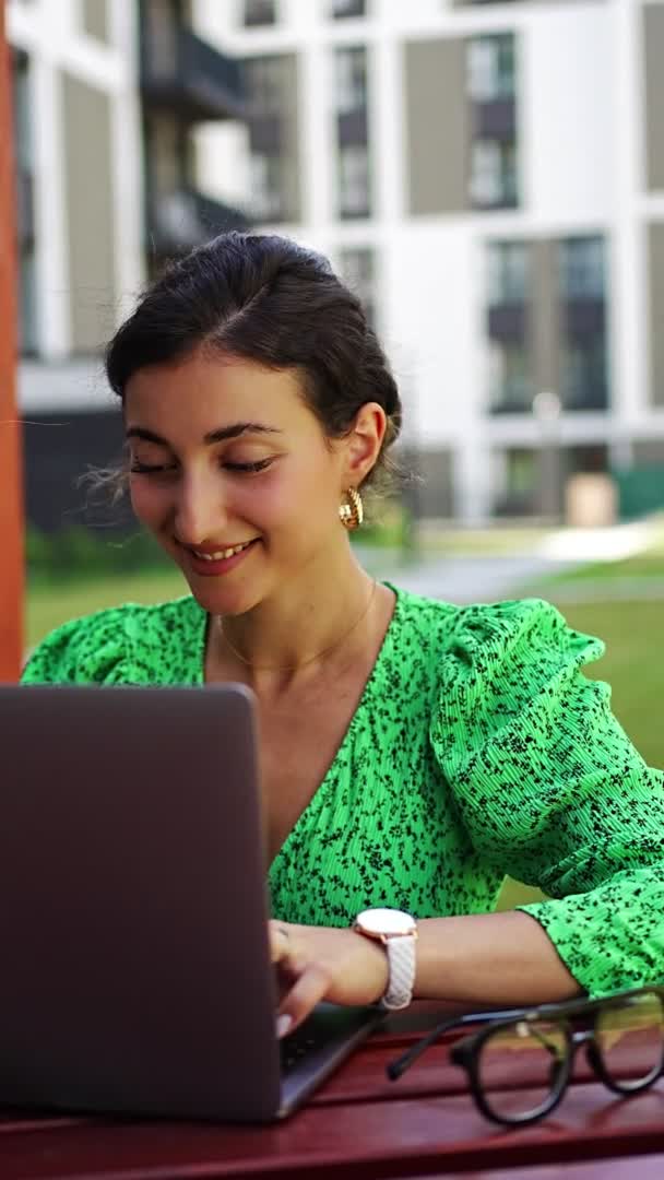 Kaukasische Frau Arbeitet Mit Laptop Computer Außerhalb Des Büros Hochwertiges — Stockvideo