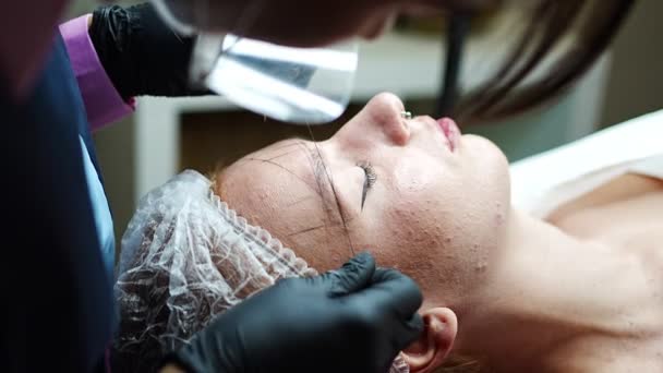 Maquillage Permanent Cosmétologue Maître Prend Des Mesures Pour Nouvelle Forme — Video