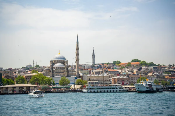 İstanbul, Türkiye - Nisan 2022: Ünlü Süleyman Camii, tekneler ve Boğaz Kanalı. Yüksek kalite fotoğraf
