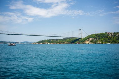 İstanbul, Türkiye - 29 Mayıs 2022: Boğaz ve Fatih Sultan Mehmet Köprüsü, İstanbul, Türkiye. Yüksek kalite fotoğraf