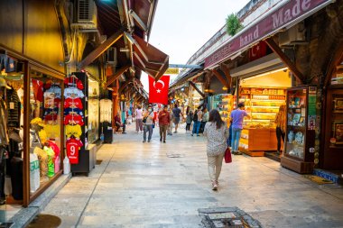 İstanbul, Türkiye - 29 Mayıs 2022: İstanbul 'da insanlarla pazar. Türkiye 'deki pazarlardan biridir. Yüksek kalite fotoğraf
