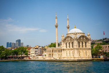 İstanbul, Türkiye - 29 Mayıs 2022: Ortak cami ve Boğaz köprüsü, İstanbul, Türkiye. Yüksek kalite fotoğraf