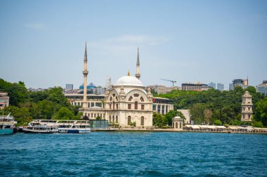 İstanbul, Türkiye - 29 Mayıs 2022: İstanbul, Türkiye 'deki Dolmabahçe Camii manzarası. Yüksek kalite fotoğraf
