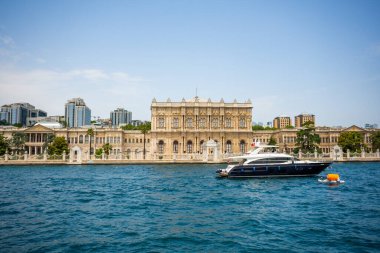 İstanbul, Türkiye - 29 Mayıs 2022: İstanbul, Türkiye 'den Dolmabahçe Sarayı manzarası. Yüksek kalite fotoğraf