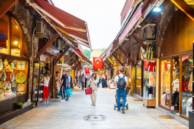 İstanbul, Türkiye - 29 Mayıs 2022: İstanbul 'da insanlarla pazar. Türkiye 'deki pazarlardan biridir. Yüksek kalite fotoğraf