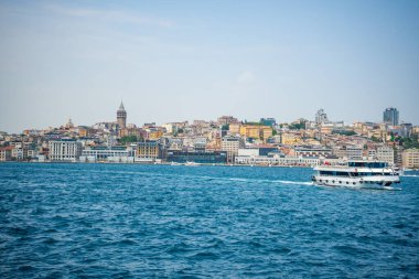 İstanbul, Türkiye - 28 Mayıs 2022: İstanbul 'da bir yaz günü setin, suyun ve gemilerin manzarası. Yüksek kalite fotoğraf
