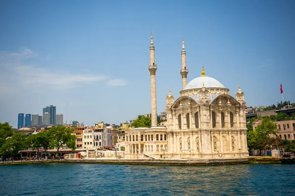 İstanbul, Türkiye - 29 Mayıs 2022: Ortak cami ve Boğaz köprüsü, İstanbul, Türkiye. Yüksek kalite fotoğraf