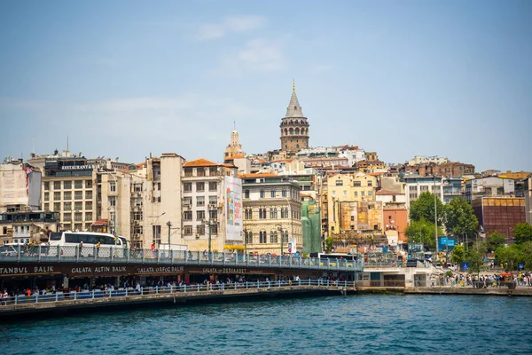 İstanbul, Türkiye - 29 Mayıs 2022: Türkiye 'nin güzel bir yaz gününde Galata Kulesi ve Altın Boynuz Körfezi ile kent manzarası. Yüksek kalite fotoğraf