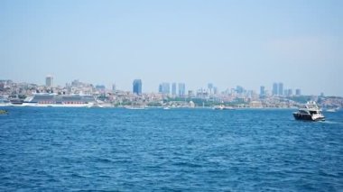 İstanbul, Türkiye - 28 Mayıs 2022: İstanbul 'da bir yaz günü setin, suyun ve gemilerin manzarası. Yüksek kalite 4k görüntü