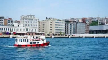 İstanbul, Türkiye - 28 Mayıs 2022: İstanbul 'da bir yaz günü setin, suyun ve gemilerin manzarası. Yüksek kalite 4k görüntü
