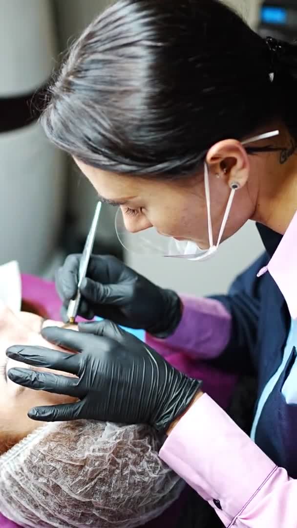 Procédure Microblading Sourcil Maître Gants Noirs Fait Une Aiguille Mélangeant — Video
