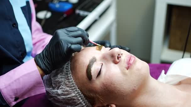 Procedure Van Wenkbrauw Microblading Een Meester Zwarte Handschoenen Doet Een — Stockvideo