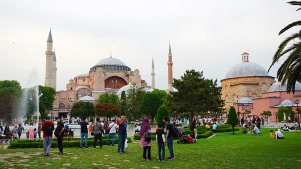 トルコのイスタンブール 5月28 2022 聖ソフィア大聖堂とトルコのイスタンブールの旧市街の公園の領土の近く 高品質4K映像 — ストック動画