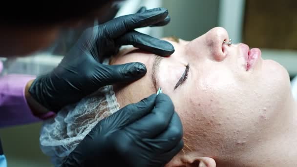 眉毛微滴的过程 一位戴黑色手套的大师正在做一种混合针的模特眉毛 高质量的4K镜头 — 图库视频影像