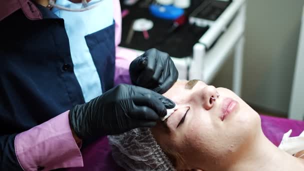 Procedure Van Wenkbrauw Microblading Een Meester Zwarte Handschoenen Doet Een — Stockvideo