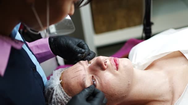Maquiagem Permanente Cosmetologista Mestre Faz Medições Para Nova Forma Das — Vídeo de Stock