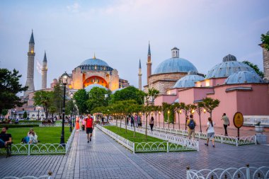 İstanbul, Türkiye - 29 Mayıs 2022: Aziz Sophia Katedrali ve eski İstanbul 'da akşam saatlerinde yürüyen insanlarla birlikte park alanına yakın. Yüksek kalite fotoğraf