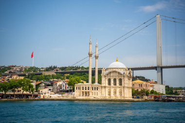 İstanbul, Türkiye - 29 Mayıs 2022: Ortak cami ve Boğaz köprüsü, İstanbul, Türkiye. Yüksek kalite fotoğraf