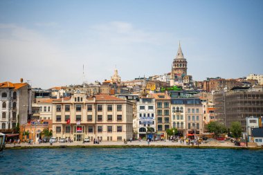 İstanbul, Türkiye - 29 Mayıs 2022: Türkiye 'nin güzel bir yaz gününde Galata Kulesi ve Altın Boynuz Körfezi ile kent manzarası. Yüksek kalite fotoğraf