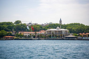 İstanbul, Türkiye - 29 Mayıs 2022: Türkiye 'nin güzel bir yaz gününde Galata Kulesi ve Altın Boynuz Körfezi ile kent manzarası. Yüksek kalite fotoğraf