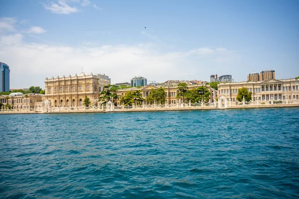 İstanbul Boğazı 'ndan Dolmabahçe Sarayı manzarası, Türkiye. Yüksek kalite fotoğraf