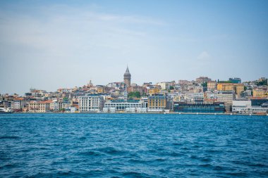 İstanbul, Türkiye - 28 Mayıs 2022: İstanbul 'da bir yaz günü setin, suyun ve gemilerin manzarası. Yüksek kalite fotoğraf