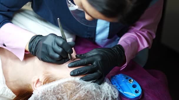 Procédure Microblading Sourcil Maître Gants Noirs Fait Une Aiguille Mélangeant — Video