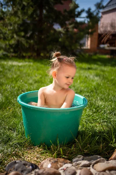 Baby Girl Flop Basin Water Home Backyard Summer Time High — Stock Photo, Image