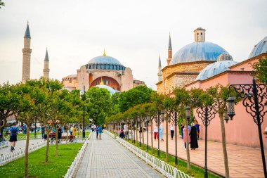 İstanbul, Türkiye - 29 Mayıs 2022: Aziz Sophia Katedrali ve eski İstanbul 'da akşam saatlerinde yürüyen insanlarla birlikte park alanına yakın. Yüksek kalite fotoğraf