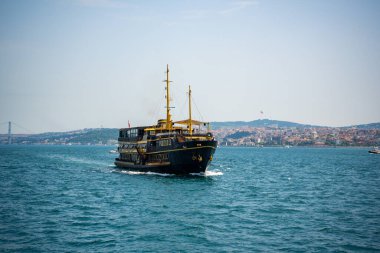 İstanbul, Türkiye - 28 Mayıs 2022: İstanbul 'da bir yaz günü setin, suyun ve gemilerin manzarası. Yüksek kalite fotoğraf