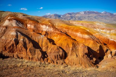 Altai Dağları 'ndaki renkli Mars' ta kumtaşının doğal dokusu, Altai Cumhuriyeti, Rusya 'da Mars 1 olarak adlandırılır. Yüksek kalite fotoğraf