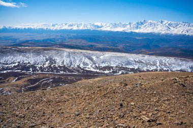 Rusya 'nın Aktash kasabası yakınlarındaki Altai dağlarının karlı tepelerinden görüntüler. Yüksek kalite fotoğraf