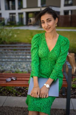 Ofis dışında dizüstü bilgisayarla çalışan beyaz bir kadın. Yüksek kalite fotoğraf