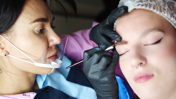 Procedure Van Wenkbrauw Microblading Een Meester Zwarte Handschoenen Doet Een — Stockvideo