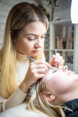 Kirpik uzatma prosedürü. Güzellik salonunda uzun kirpikleri olan bir kadın. Kırbaçlar yakın. Spa kirpiği kavramı. Yüksek kalite fotoğraf