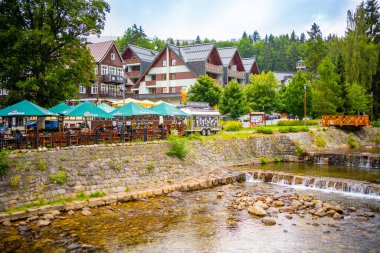 Spindleruv Mlyn, Çek Cumhuriyeti - 16 Temmuz 2022: Çek Cumhuriyeti 'nin Elbe nehri yakınlarındaki Spindleruv Mlyn kasabasının mimarisi. Yüksek kalite fotoğraf