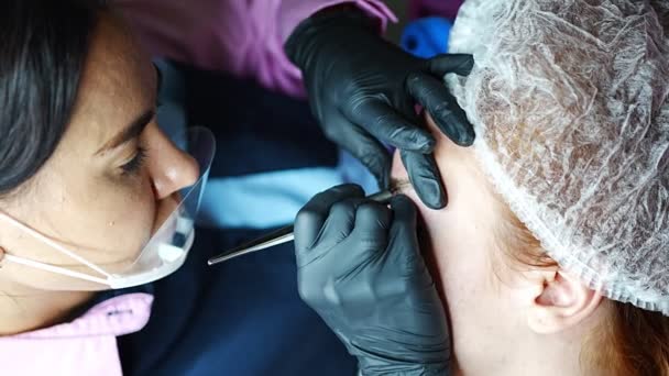 Procedure Van Wenkbrauw Microblading Een Meester Zwarte Handschoenen Doet Een — Stockvideo