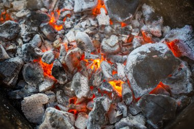 Kömürün yakın plan çekimi, ızgarada mangal kömürü, barbekü ya da şiş kebap. Yüksek kalite fotoğraf
