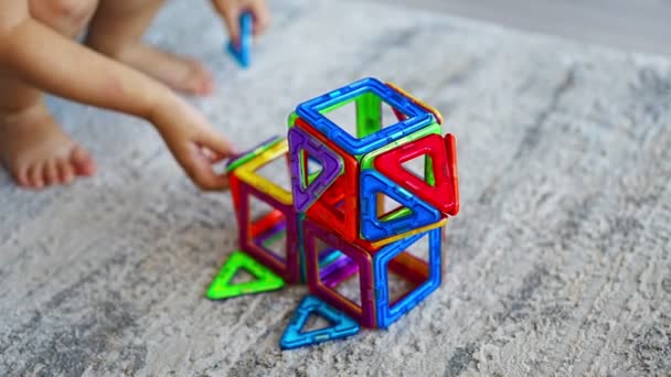 Niña Jugando Colorido Imán Bloques Plástico Kit Casa Niño Jugando — Vídeos de Stock