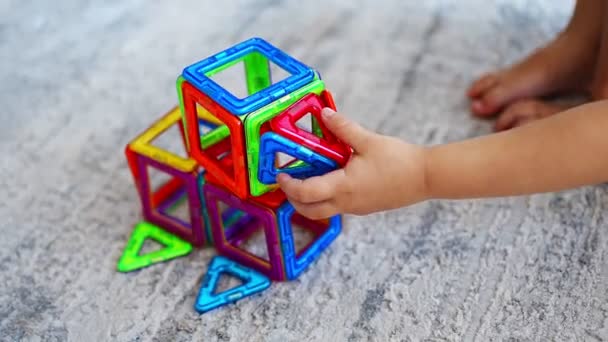 Lille Pige Spiller Farverige Magnet Plast Blokke Kit Derhjemme Barnet – Stock-video