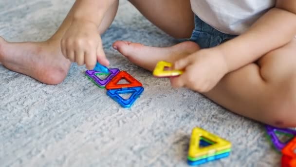 Bambina Che Gioca Colorato Kit Blocchi Plastica Magnete Casa Bambino — Video Stock