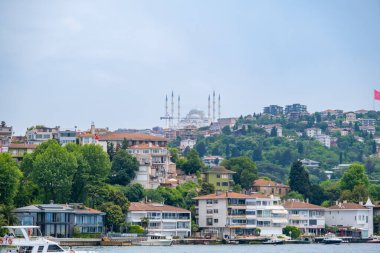 İstanbul, Türkiye - 29 Mayıs 2022: İstanbul 'un Asyalı kesiminin güzel bir yaz gününde sular altında kalması. Yüksek kalite fotoğraf