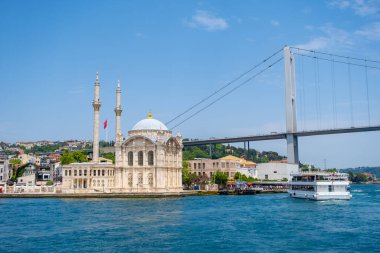 İstanbul, Türkiye - 29 Mayıs 2022: Ortak cami ve Boğaz köprüsü, İstanbul, Türkiye. Yüksek kalite fotoğraf