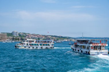İstanbul, Türkiye - 28 Mayıs 2022: İstanbul 'da bir yaz günü setin, suyun ve gemilerin manzarası. Yüksek kalite fotoğraf