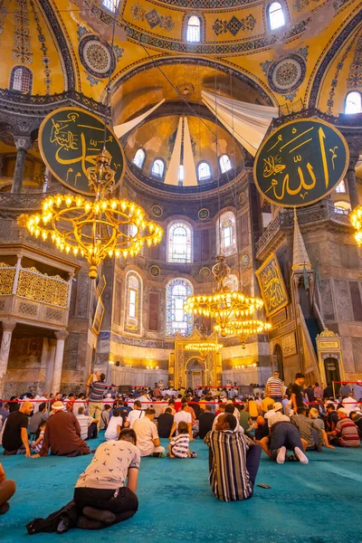İstanbul, Türkiye - 28 Mayıs 2022: Ayasofya 'nın İçi. Ulu Cami ve eski adıyla Kilise, İstanbul, Türkiye 'deki hacılar ve turistler arasında popüler bir yerdir. Yüksek kalite fotoğraf